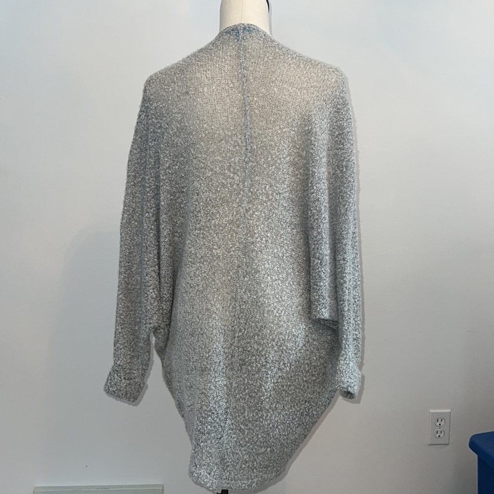 Cardigan lightweight. Rounded hemline. - Picture 3 of 8